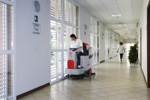 1669198651298-comac-innova-lavasciuga-pavimenti-ospedale